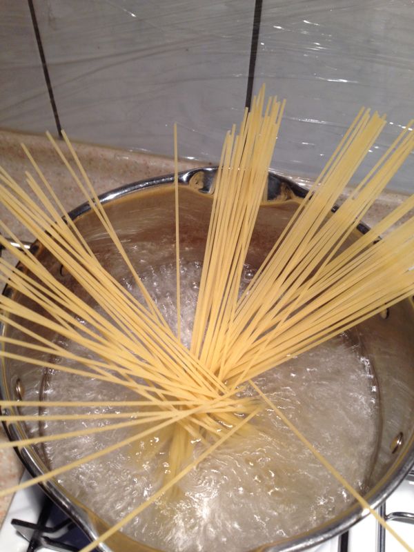 根據茱莉亞·柴爾德所說...水要從頭到尾都沸騰冒大泡而且麵要扭開呈扇型入鍋才是對的哦～！