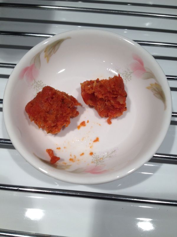 若想再加層味道就放入適量的蕃茄糊。因為這裡的蕃茄糊是自己熬的，很濃！所以只加了2個雞湯塊大小的蕃茄糊～
做法請參考我的另一篇http://icook.tw/recipes/33466
不過我這次的蕃茄醬汁有收比較乾，較為濃稠～！！