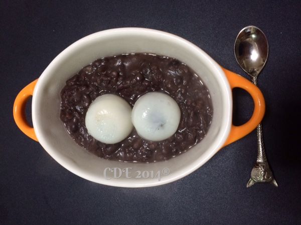 蜜紅豆及湯圓預先加熱

蜜紅豆是自製, 湯圓是超市買回來加熱即食的