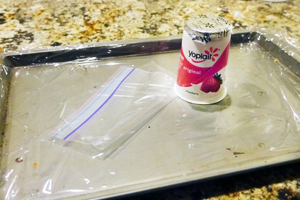 準備好一罐優格, 一個塑膠袋, 一個可以放進冷凍庫的鐵盤或盤子, 上面鋪上一層保鮮膜