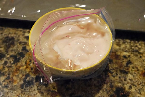 將優格倒進袋子裡