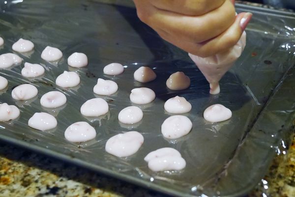 在一邊的角角剪一個小洞, 不要太大不然優格會流出來, 然後擠一個一個小小的優格球在鐵盤上