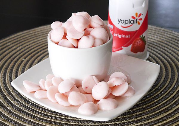 冰好了就把所有的優格球拿起來, 吃不完的放到塑膠袋裡繼續冷凍, 下次還可以再吃! 非常適合小孩子吃噢! 健康,好玩,又美味!