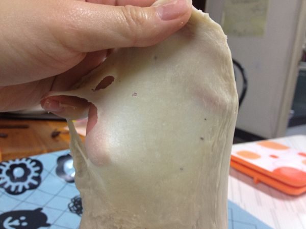 再加入所有粉類及酵母用低速拌到沒有粉類時,改中速打到麵糰出筋,可以拉出一層薄膜