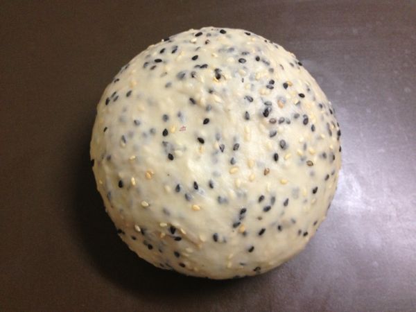 將打好的麵糰取出,機器轉低速,分次加入小塊麵糰與黑白芝麻直到拌勻,取出滾圓
P.S芝麻我是把黑白雙色混用感覺比較好看^^