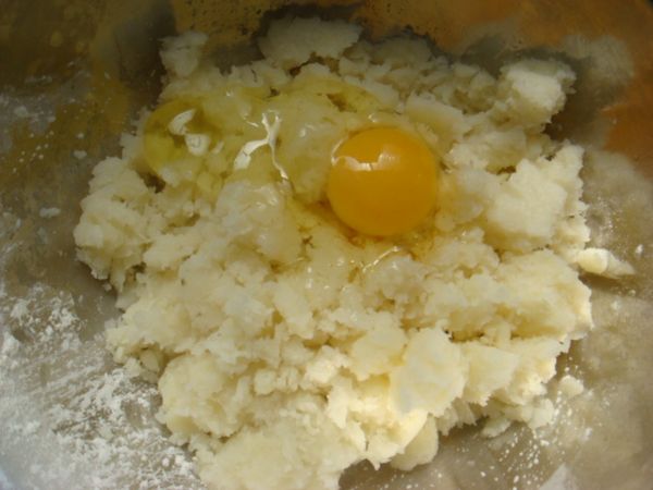 將薯泥，麵粉，玉米粉，鹽，蛋全部混合均勻
並桿平，壓模