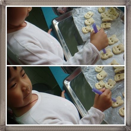 可請小朋友利用大吸管挖出兔子眼睛，還可訓練手部肌肉發展