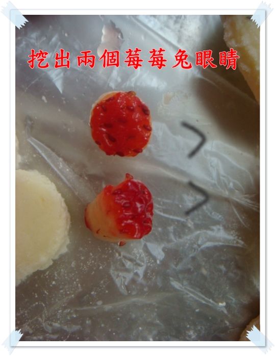 炸到金黃的薯餅，小心的用筷子把壓出的草莓圓柱，夾進薯餅的洞洞眼中