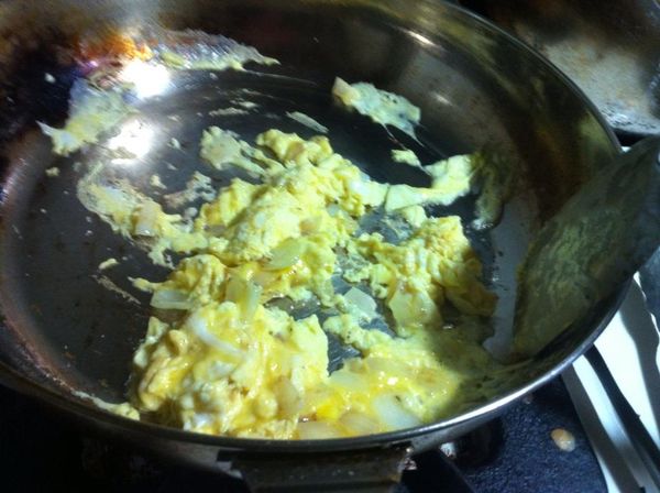 將蛋汁倒入鍋內，炒至半熟