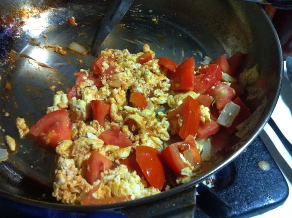 炒至蛋吃進去蕃茄醬的紅色後就可以起鍋啦！