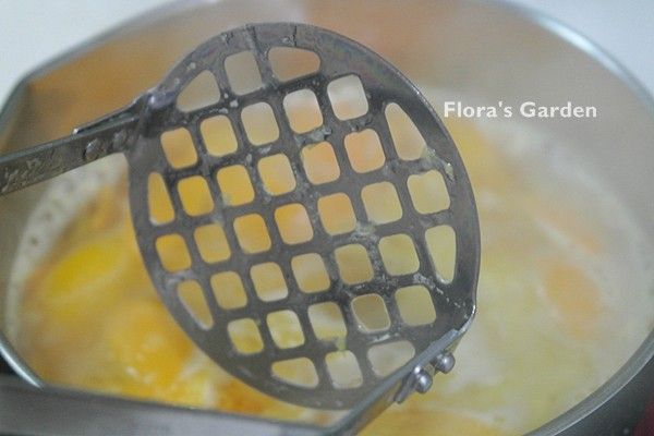 加冷水開始煮到沸騰後，轉中小火續煮約10~15分鐘，過程用壓馬鈴薯泥器壓一壓，釋出果肉。