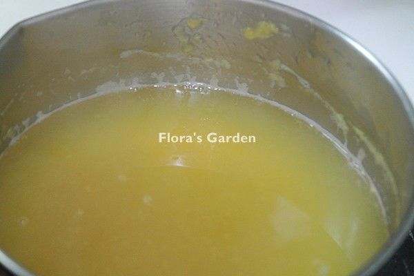 加糖煮融化、熄火。這金桔茶湯很濃郁，可加一半開水稀釋飲用。