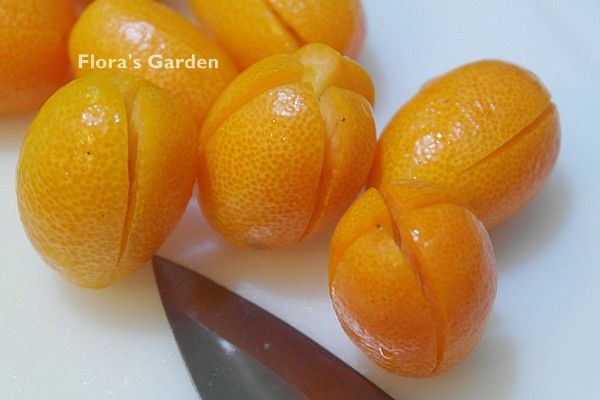 取十顆將鹽沖洗乾淨，每顆劃十字刀但不切斷。 (其他隔天煮)