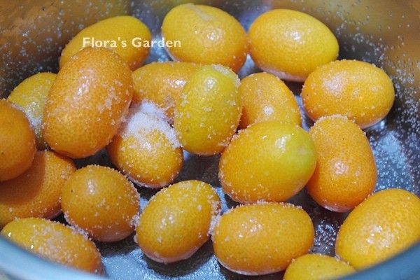 金桔1袋洗淨加3小匙鹽搓一搓後靜置30分鐘去外皮的苦澀味