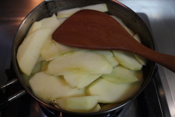 蘋果洗淨．削皮．切薄片，和水一起放入鍋中煮至沸騰