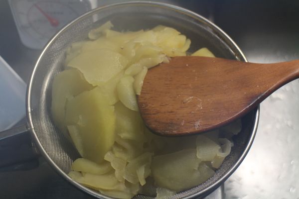 沸騰後轉中火，約３０分鐘後，蘋果呈軟爛透明，用孔目細小的網勺過濾，留下蘋果汁