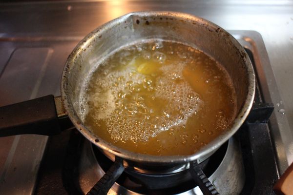 蘋果汁加入檸檬汁與細砂糖，開中大火熬煮濃縮，沸騰後後轉小火，煮至果汁濃縮１／３以上，略顯濃稠，就可以準備裝瓶了