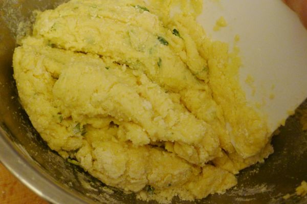 用刮刀將麵糊切拌均勻，再以手掌下壓捏揉整為麵團(如麵團沾黏可以沾些麵粉當手粉捏揉)