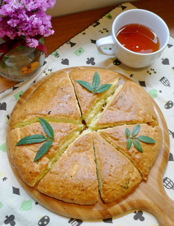 將麵團預先切塊，表面塗上一層鮮奶，放進預熱過的烤箱以180度烘烤約25分鐘完成^^