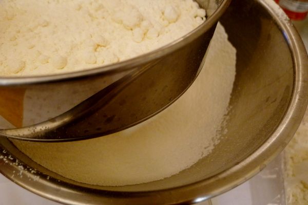 取一攪拌盆，將低筋麵粉、無鋁泡打粉、糖、鹽篩入