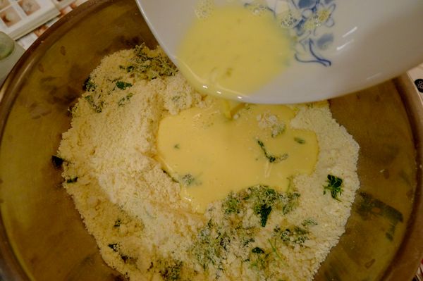 在步驟3中間稍微下挖一個凹槽，倒入步驟4的蛋液