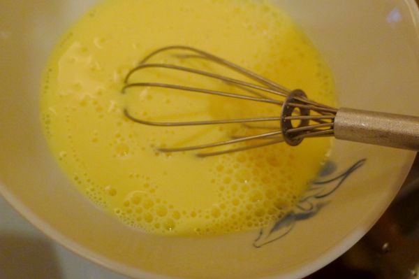 鮮奶與蛋以打蛋器攪拌均勻