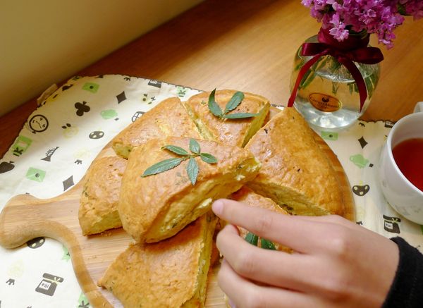 一出爐，香味四溢，等得不耐煩的鹹"豬"手冷不防出現偷捏!