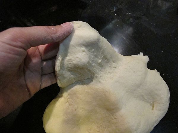 將高筋麵粉, 砂糖, 鹽, 速發酵母粉過篩混合均勻; 築一粉牆, 倒入水, 雞蛋混合均勻; 揉至出筋不黏手...