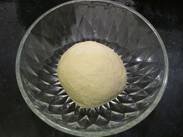 放入奶油(室溫)繼續揉成擴展階段; 取一深碗放入麵糰, 蓋上溼布移至溫暖潮濕處(烤箱內放一杯滾水)進行基礎發酵約1小時...