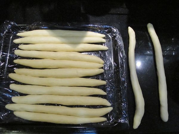 放入密閉空間(烤箱)鬆弛30分鐘; 再由原本的20公分搓長至30公分