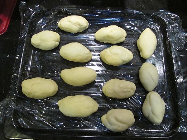 分割成每個約40g, 共13個小麵糰; 一一滾圓後, 再搓成橄欖形...