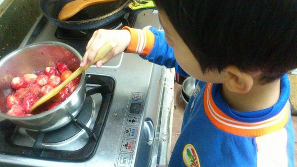 將新鮮草莓600g去蒂清洗乾淨，拿紙巾將每個草莓擦乾後，放入200g砂糖，靜置2個小時後，開小火煮約30分鐘