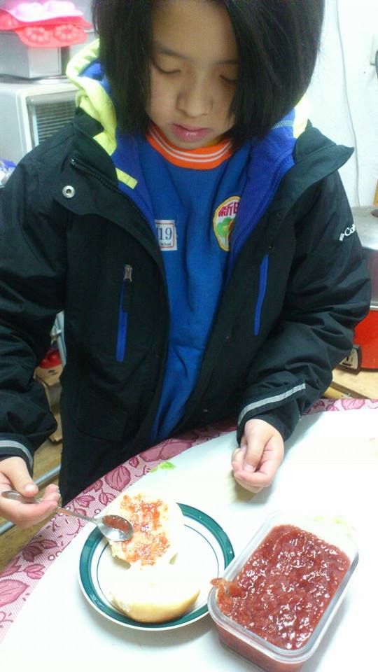 將貝果對半切~塗上草莓醬