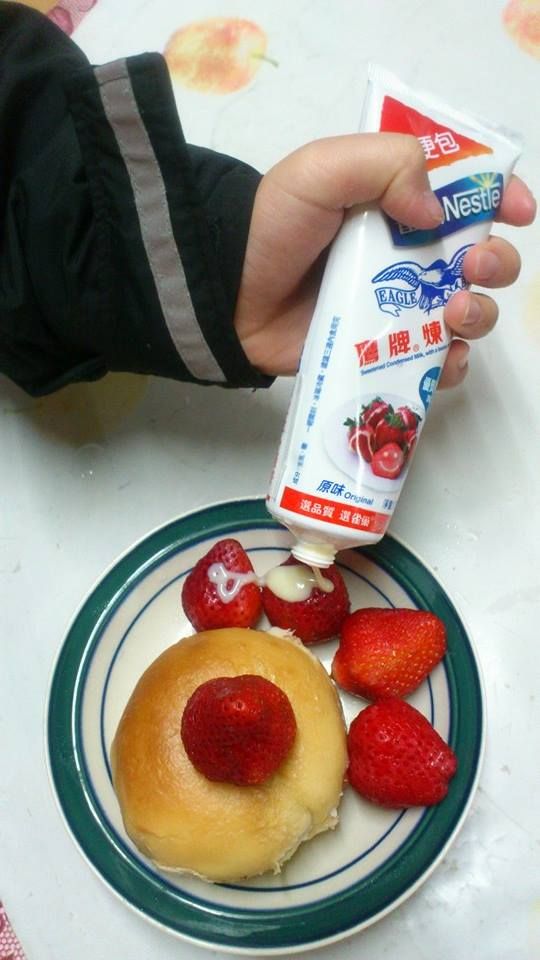 新鮮草莓直接擠上鷹牌煉乳~簡單的美味早餐上桌囉~