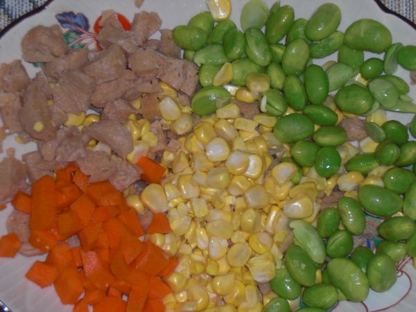 素肉塊泡水軟化丁,玉米.毛豆清洗後備用,紅蘿蔔清洗後切丁備用