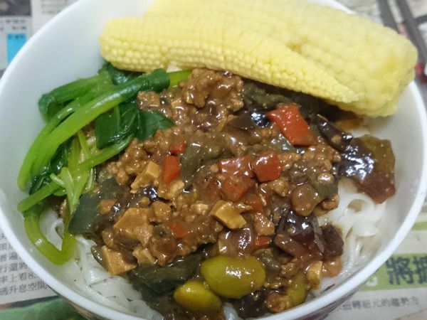 煮個麵、燙個青菜，就是道好吃的料理了。
做好存放在冰箱裡，日後肚子餓下個麵、熱個醬很快就有得吃了(比出門買還快)。
圖中的炸醬麵，我有先加入一顆皮蛋到適量的炸醬中、弄碎和在一起以增加風味(喜歡皮蛋味道的加到2顆也行)，皮蛋和醬混合好後才放到麵上。
敢吃辣的建議加點辣進去，滋味會更棒^^