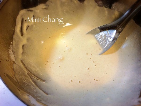 將麵粉、水、胡椒鹽調勻。