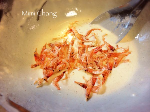 加入一半的櫻花蝦攪勻。