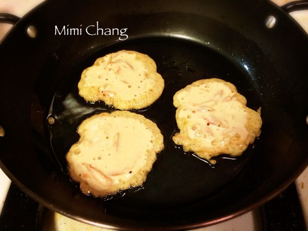 中火熱鍋，加少許油，待油熱後用大湯匙舀兩瓢成一個圓，見表面氣泡出現可翻面，煎至兩面金黃起鍋。
