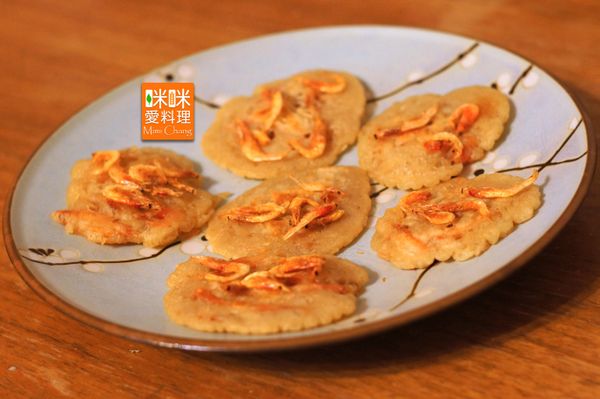 剩一半的櫻花蝦用鍋內餘油爆香，撒在煎餅上，完成。