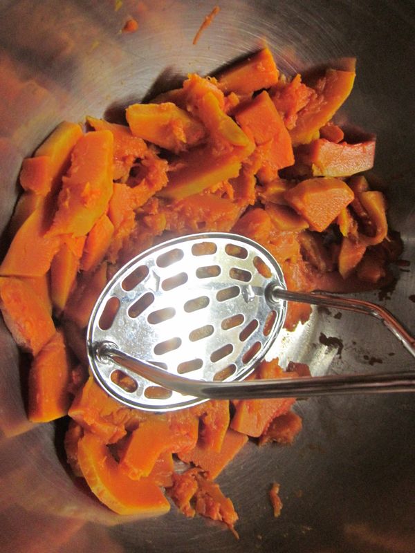 南瓜蒸熟壓泥取100g備用