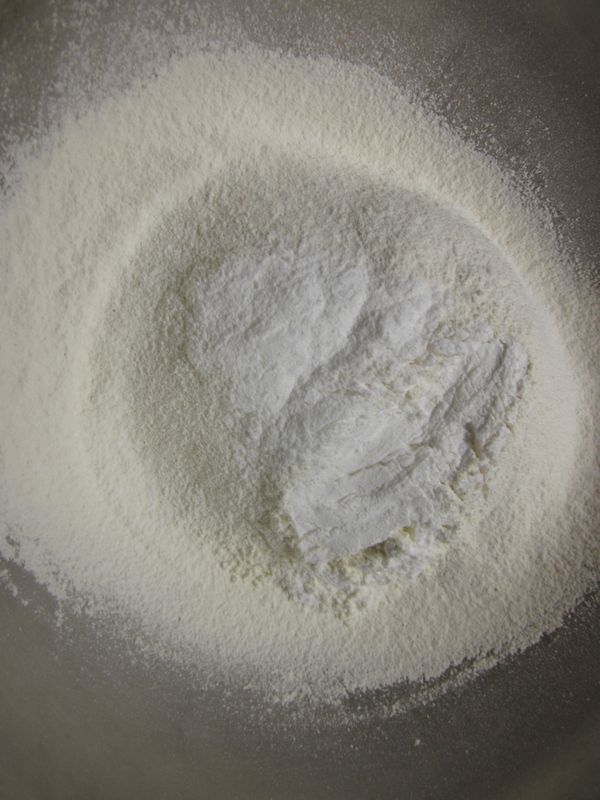 將低粉.糖10g.塩1g過篩