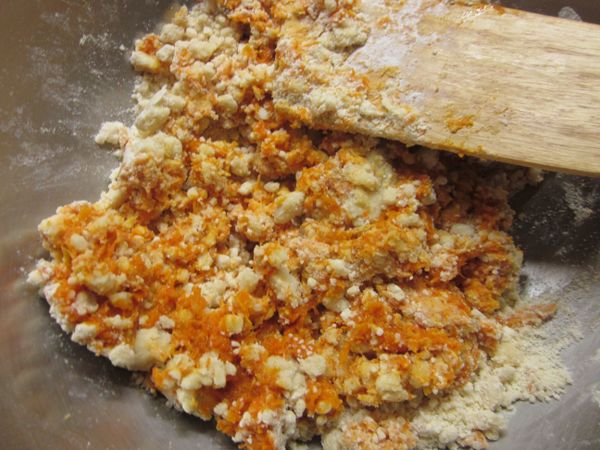 作法3.加入食用油拌勻再加入南瓜泥