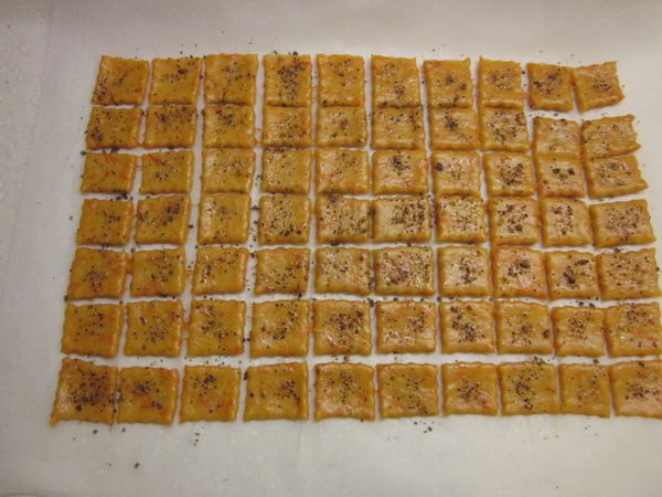 麵團桿開約0.3cm厚,切成妳要的大小或形狀,要吃甜的就在表面灑糖,要吃鹹的先灑一些塩再灑上妳要的調味料,如海苔粉.海塩.大蒜粉.胡椒鹽.義大利香料..等