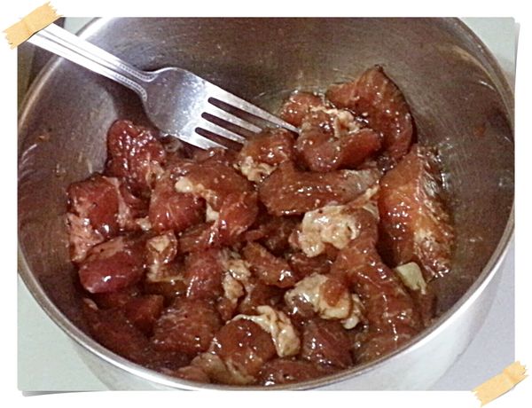 豬梅花肉用醃料醃漬10分鐘