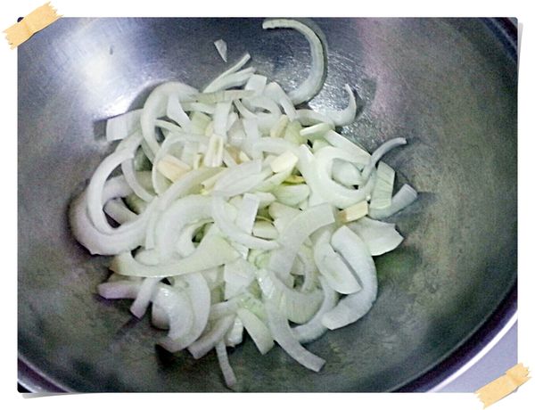 洋蔥切絲備用~~
通心粉煮熟備用~~