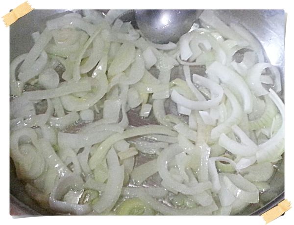 洋蔥用奶油炒香