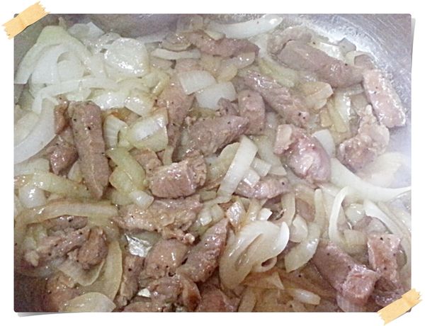 加入醃漬好的豬柳中大火煎熟(不要太久肉會老掉)加入粗粒黑胡椒炒香.加鹽調味.加入100cc水煮開之後用太白粉水勾薄芡