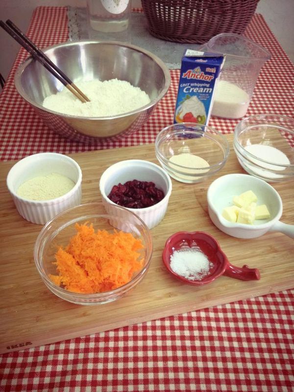 把胡蘿蔔磨成絲，取100g備用。其他材料也先一併秤好。