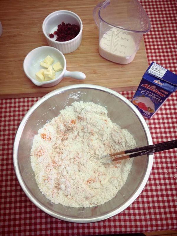 將高粉、低粉、小麥蛋白先行混和於鋼盆內，然後依序加入酵母→砂糖→鹽。

★ 各食材都要充分混和均勻後才能再加入下一項喔